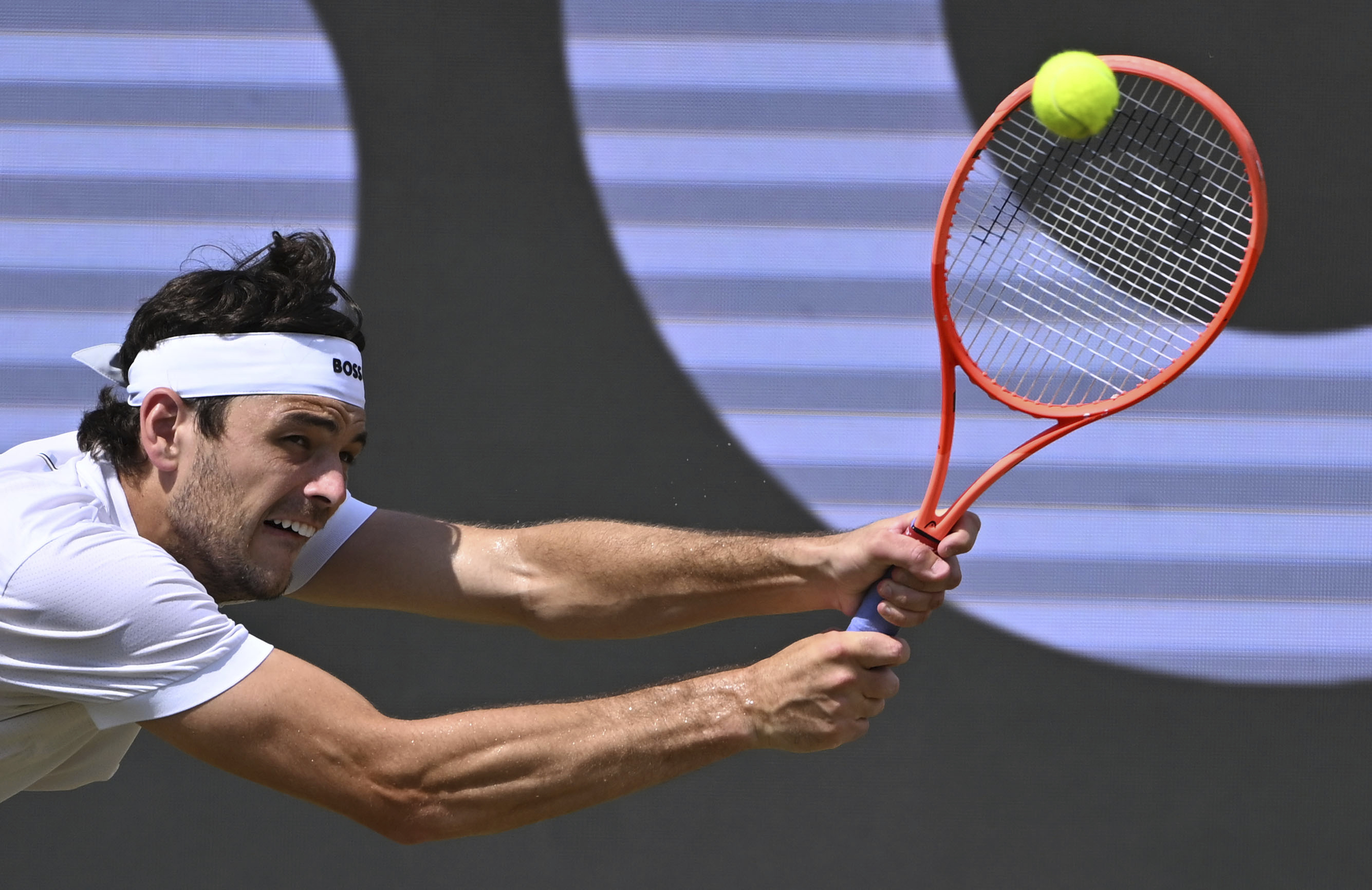 英雄联盟官网-斯图加特迎欧冠关键赛；赛前复出首秀；引发热议；年轻球员得到机会的简单介绍