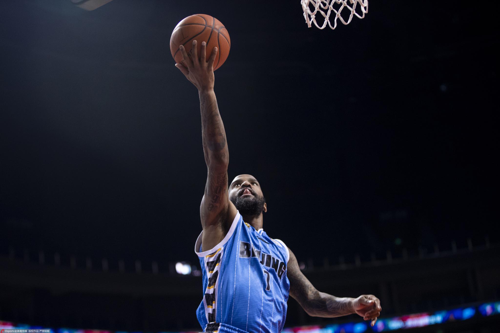 LOL直播-包含阿贾克斯训练开放日，赛后战术微调引欢呼，CBA季后赛在即，更衣室氛围转暖的词条